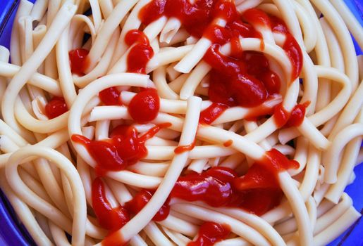 Spaghetti whit tomato sauce on a blue plate as background