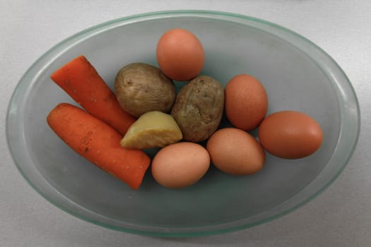 Boiled   eggs  and  vegetables  in  a glass plate