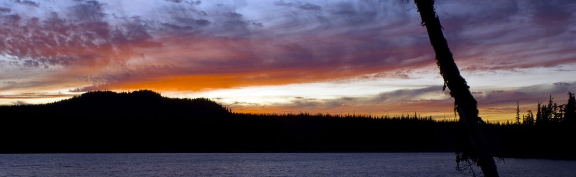 The sun goes down over Lake Olallie in Oregon