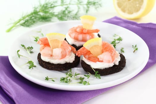 Canapes with shrimp, lemon and garden cress