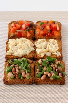 toasts with beans, fish and tomato