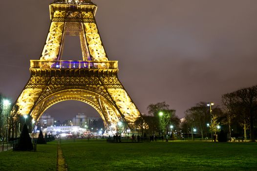 Tour de Eiffel at night
