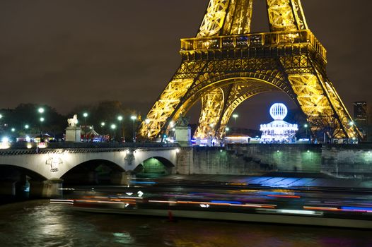 Tour de Eiffel at night