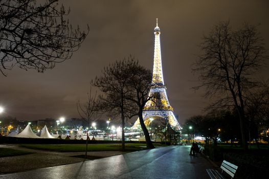 Tour de Eiffel at night