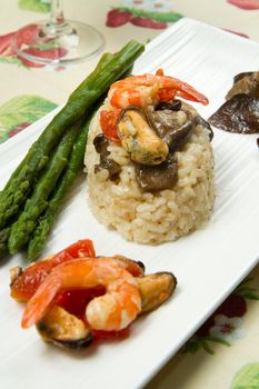 risotto with shrimp, mussels, asparagus and mushrooms