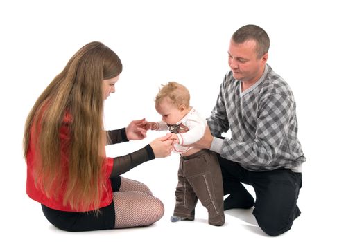 The child takes the first steps with the help of the parents