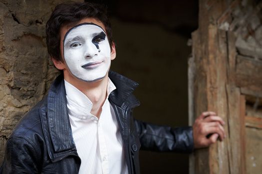 Portrait of a Man ​​mime. Good-looking at the camera