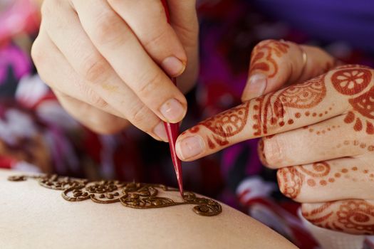 The Indian pattern is drawn a girl. Mehandi