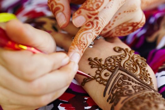 The Indian pattern is drawn a girl. Mehandi