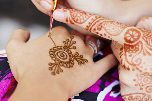 The Indian pattern is drawn a girl. Mehandi