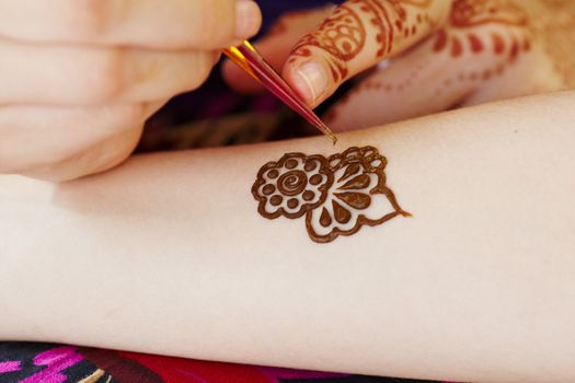 The Indian pattern is drawn a girl. Mehandi