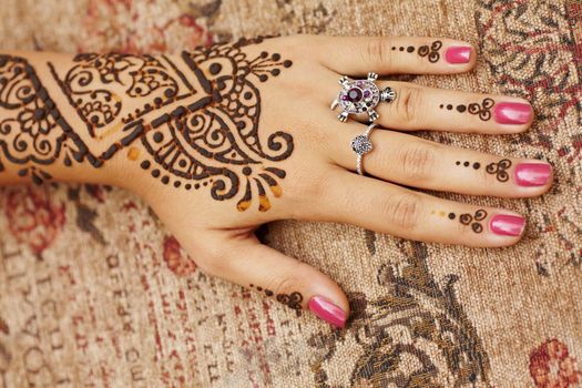 The Indian pattern is drawn a girl. Mehandi