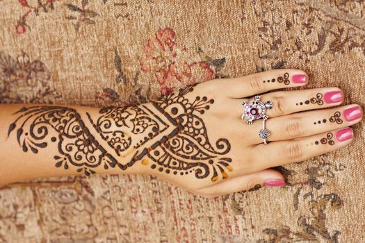 The Indian pattern is drawn a girl. Mehandi
