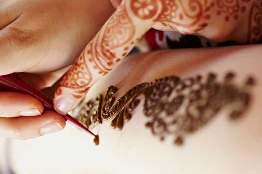 The Indian pattern is drawn a girl. Mehandi