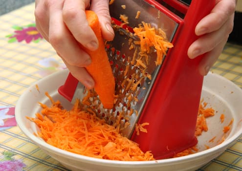 Preparation of crude carrots on a grater