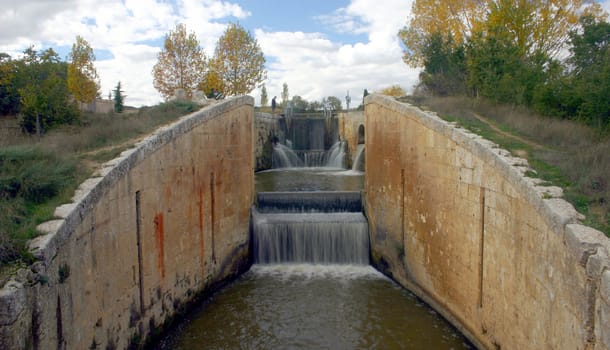 Lock at the canal de Castilla, Palencia, Spain