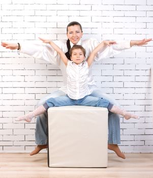 Mom and daughter in the same clothes raised their hands