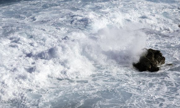 ocean waves crashing against the rocks near bondi