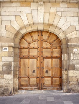 View of an antique door in leon