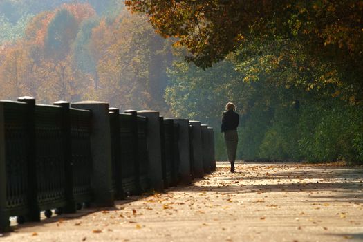 The girl walks on park