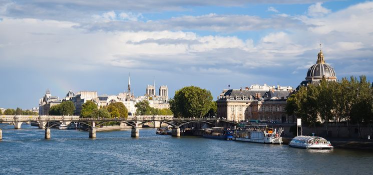 Pris panorama - view on Pont des Arts and Notre Dame Cathedral