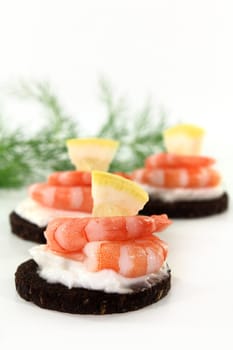 Canape with shrimp, cream cheese and lemon