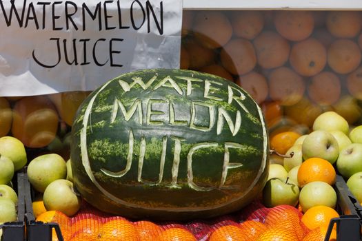 The invitation on juice from the watermelon on the street stall