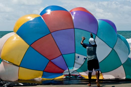 Paragliding pulled by a motorboat on the beach
of 'equator