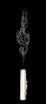 rauch einer kerze bildet einen notenschl�