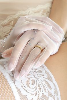 Close-up photo of the bridal hands on her naked hip
