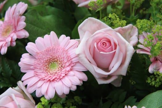 Soft pink roses and gerbera in a flower arrangement