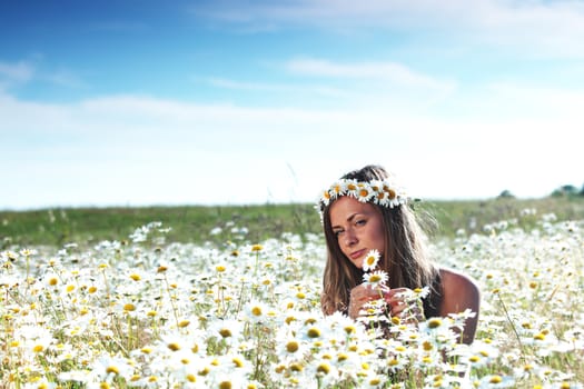 beautiful girl on the daisy flowers field 