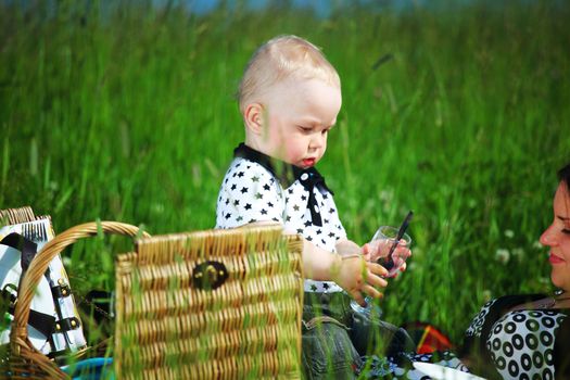 picnic of happy family on green grass