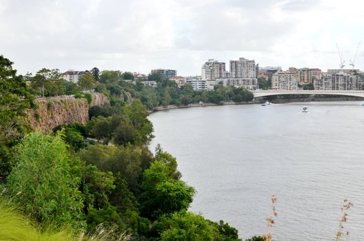 Kangaroo Point cliffs on the south bank of the Brisbane river. At the rear of the photo is the Captain Cook bridge.