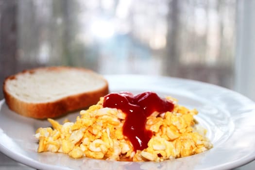 scrambled eggs with tomatoes into small pieces with bread
