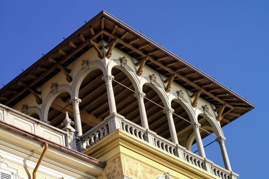 Roofed panoramic terrace structural detail