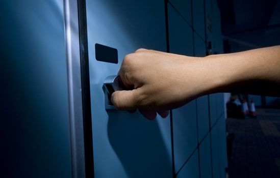 thief open locker, spotlight effect