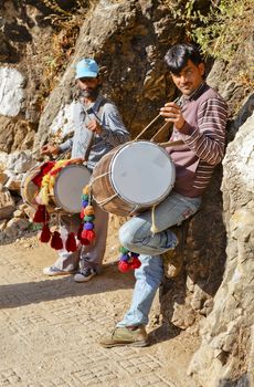 India street performers on Shiva Kodhi entertaining Hindu pilgrims on the path to Sheva Devi Temple