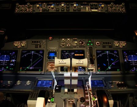 Flight deck of a modern airliner at night (Boeing 737-800 Next Generation).