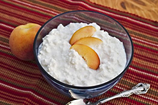 Bowl of cottage cheese and fresh peaches