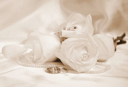 wedding rings and roses can use as background

