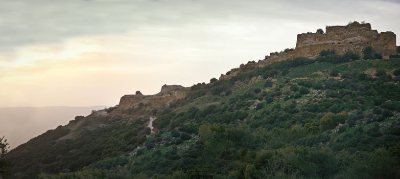 Nimrod Fortress National Park - an ancient fortress located on a hill (800 m above sea level) in the Upper Galilee in the foothills of the Hermon stream Banias.
Elder Nimrod fortress hosted by Richard the Lionheart, in front of which he ordered his soldiers to commit suicide, while Richard prayed, asking it to stop