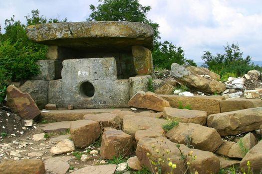 A typical Russian dolmen architecture