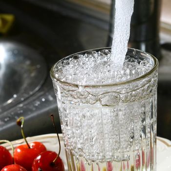 glass under water wet clean up background