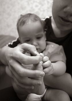 Mum takes out to a small daughter a splinter from stops