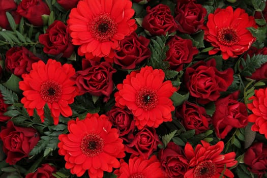 Roses and gerberas in a flower arrangement