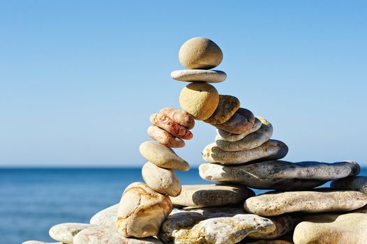 Round pebble in the center of the arc of stones