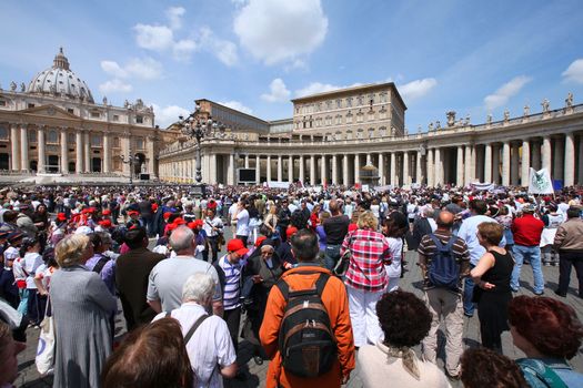 ROME - MAY 9: Crowds of pilgrims gathered on May 9, 2010 at Saint Peter's Square in Vatican. Thousands of people are praying together with Pope Benedict XVI on famous Sunday Angelus.