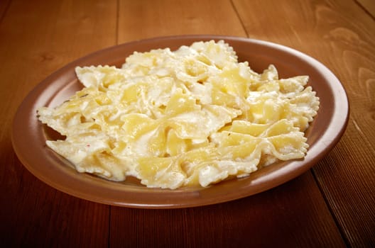 Farfalle pasta with cream sauce