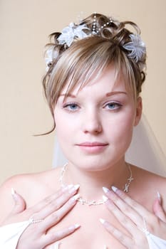 beautiful bride puts on a necklace